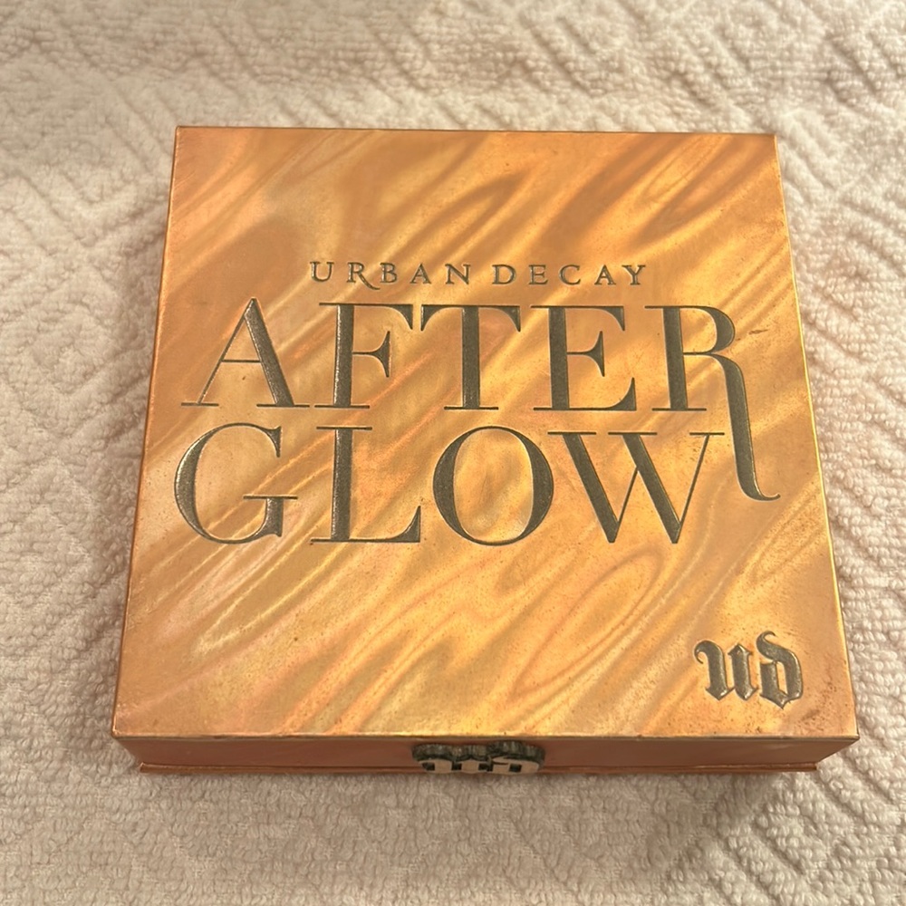 Urban Decay highlighter palette